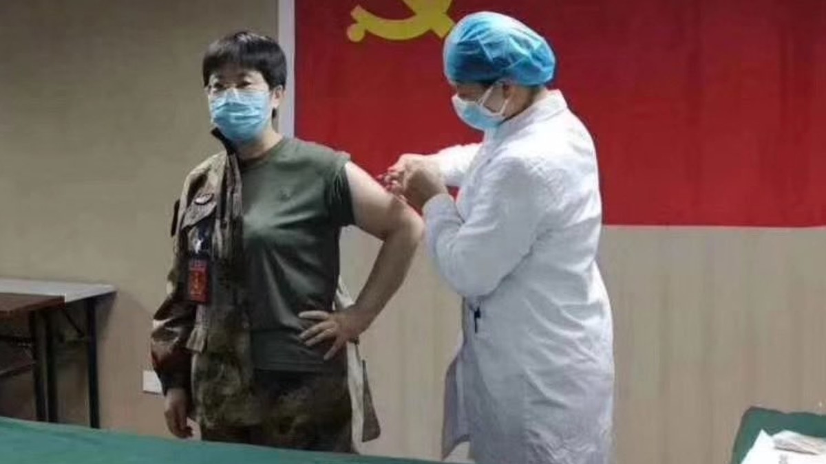 A Chinese Doctor Injected Herself With an Untested Coronavirus Vaccine